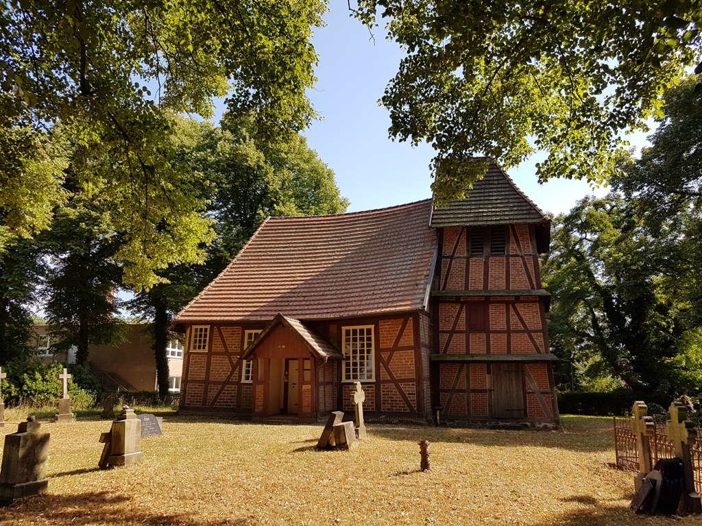The village church in Matzlow with the characteristic bell tower. // © Foto: Lewitz e.V. The village church in Matzlow with the characteristic bell tower. // © Foto: Lewitz e.V.