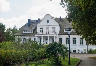 das idyllisch gelegene Gutshaus Gubkow // &copy; Frank Burger
