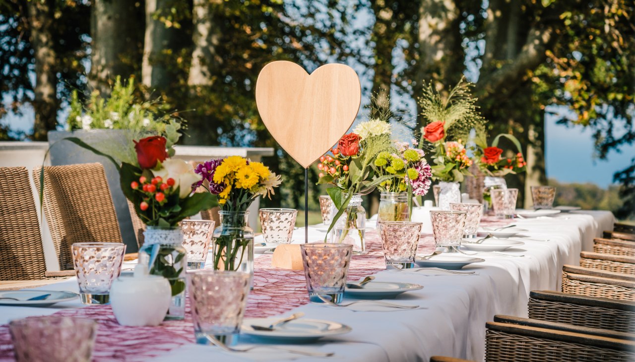 Festive wedding table in Ranzow castle park, © Schloss Ranzow / FotoArt Mirko Boy