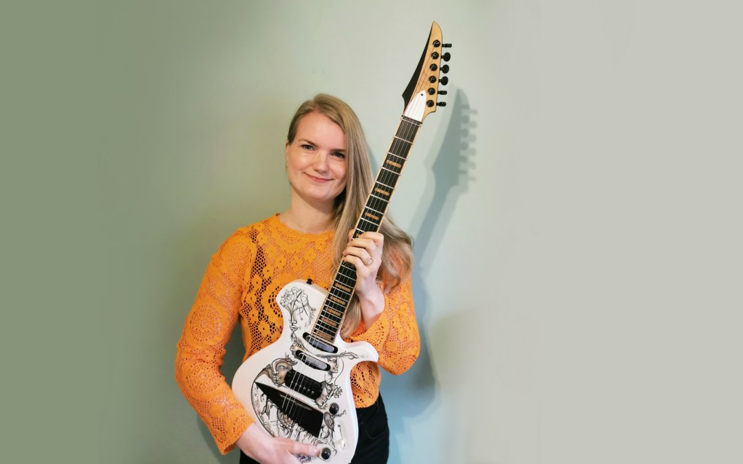 Nora with the painted guitar "Faces", © Nora Gauger