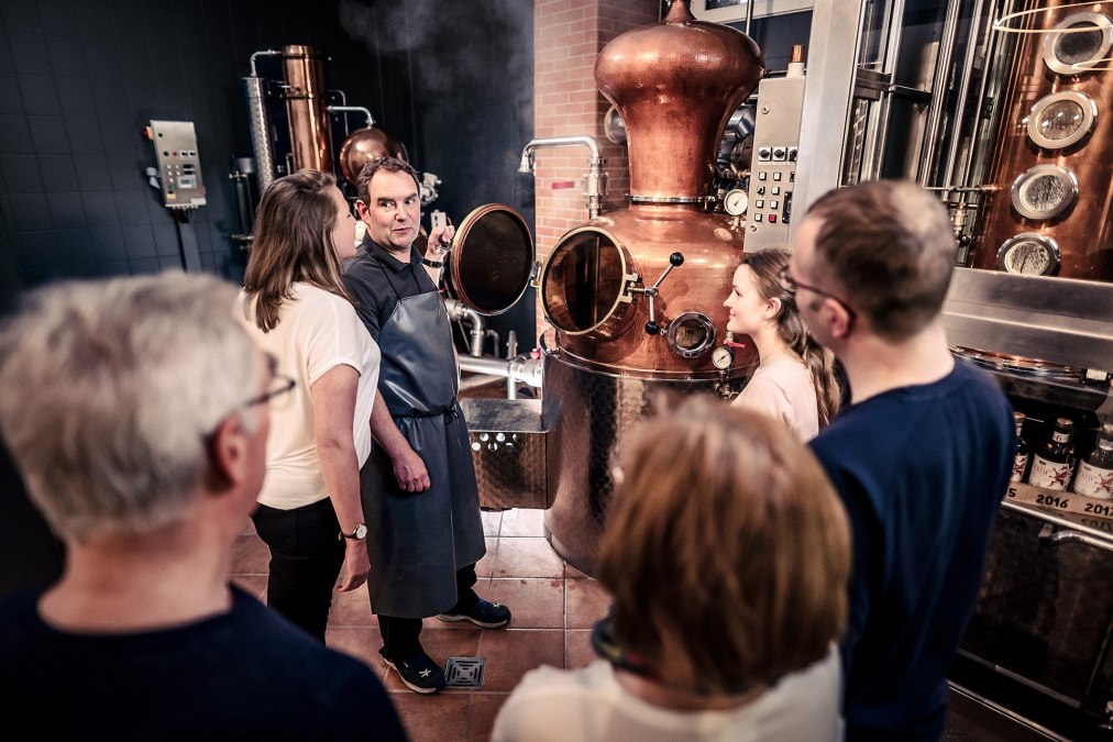 Podczas regularnych wycieczek z przewodnikiem uczestnicy dowiadują się wszystkiego o rzemieślniczej produkcji whisky single malt Störtebeker., © Störtebeker Brennerei GmbH