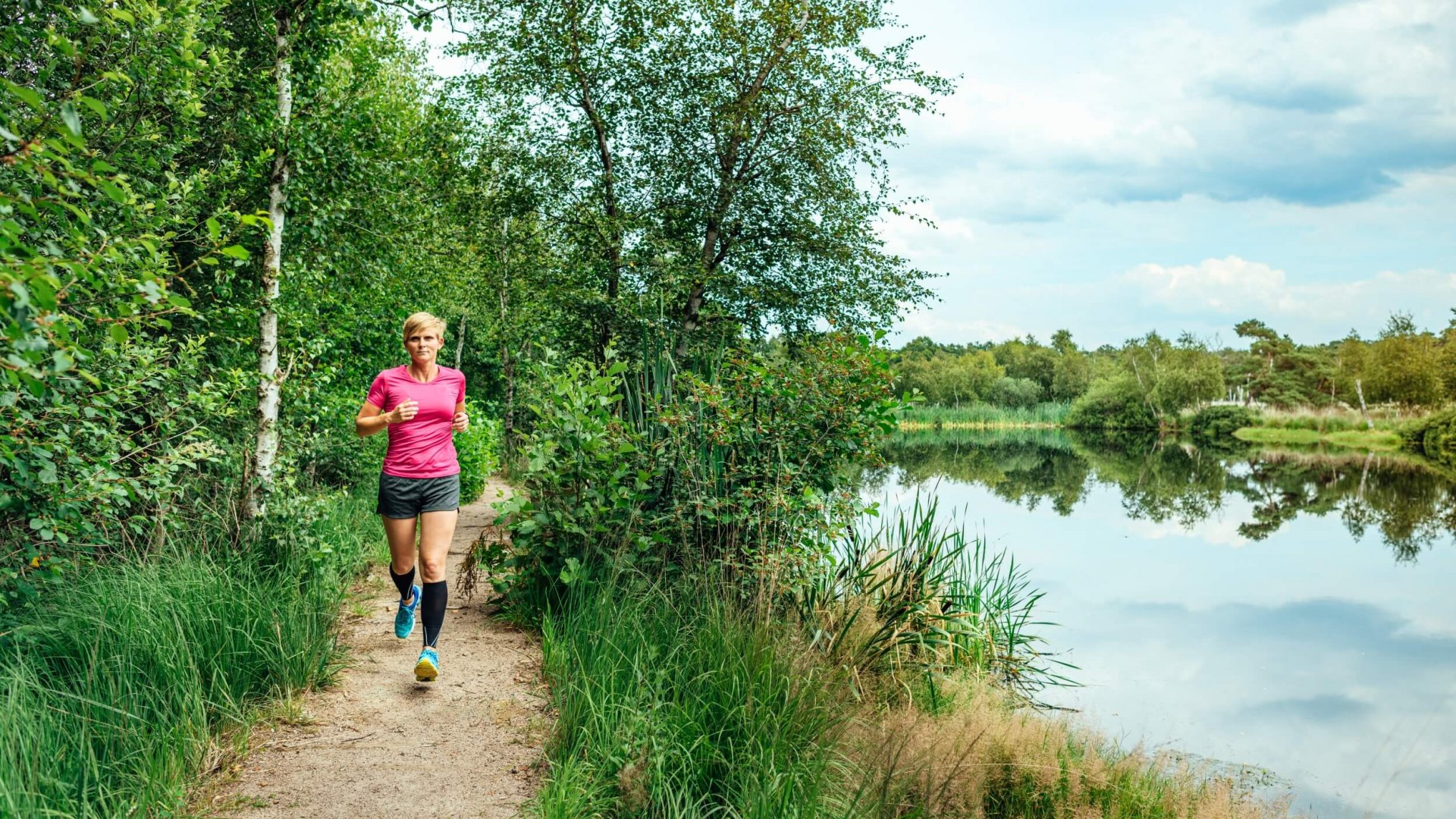 Het natuurreservaat "Ribnitzer Gro&szlig;es Moor" met zijn mysterieuze vijver en boslandschap - de jogger rent er langs