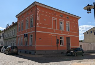 Galerie G&uuml;strow in der Besserstra&szlig;e 1 // &copy; G&uuml;strow-Information