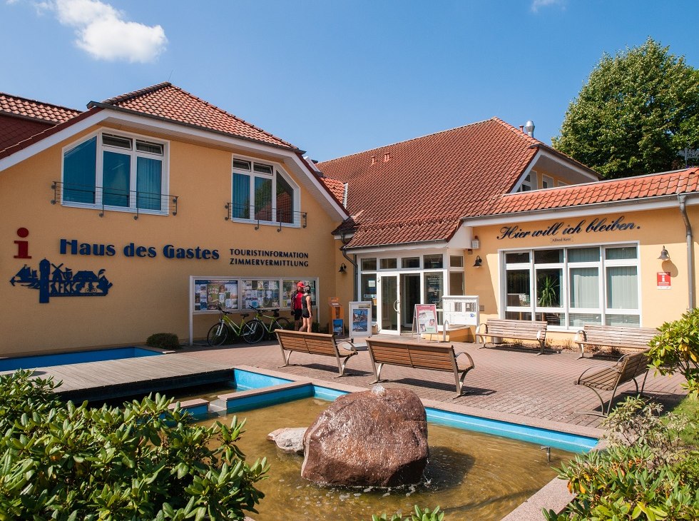 The building of the Tourismus- und Kur GmbH Graal-Müritz including yard in front of it., © Frank Burger