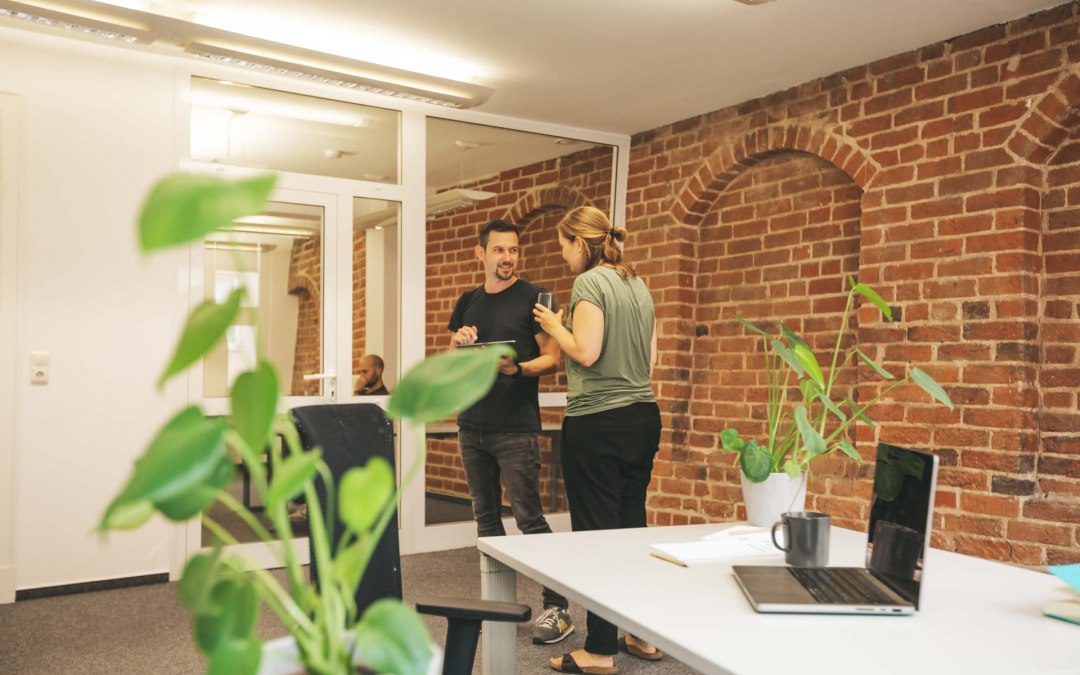 Moderne, open kantoorruimte met historische flair. Ideaal voor creatieve besprekingen en afspraken in een inspirerende omgeving., © Michelle Dynio