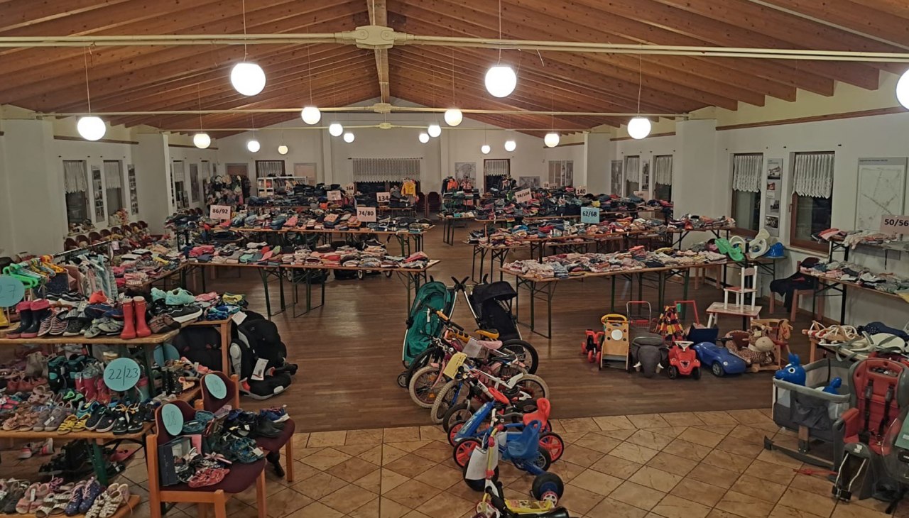 Dziecięcy pchli targ w wiejskim domu kultury Ahrenshagen 2025, &copy; Kinderflohmarkt Orga-Team