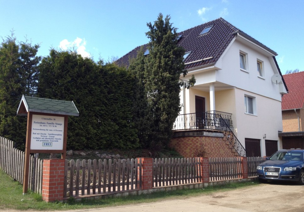 Taras i ogród chroniony przed widokiem przez drzewa iglaste, © S. Stange Taras i ogród chroniony przed widokiem przez drzewa iglaste, © S. Stange