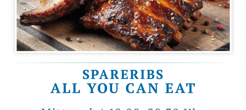 Saftige, glasiert gegrillte Spareribs auf Holzbrett, mit BBQ-Glanz und leichtem Rauch. // &copy; spreepiraten&reg;