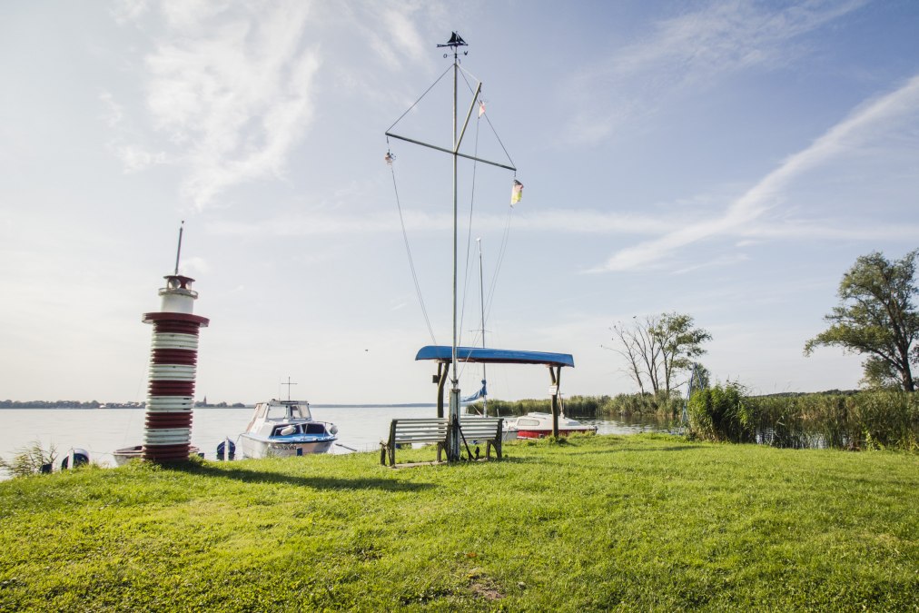 Comfortabel zittend aan de kleine steiger met uitzicht over de lagune naar Neuwarp (Polen), © Philipp Schulz Comfortabel zittend aan de kleine steiger met uitzicht over de lagune naar Neuwarp (Polen), © Philipp Schulz