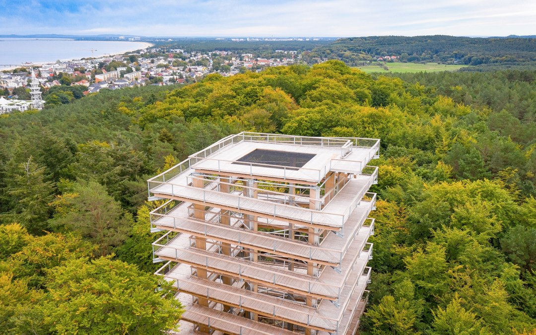 Vanaf de uitkijktoren van de boomtoppenwandeling kun je genieten van een prachtig panorama over de kust van de Baltische Zee en het achterland van het eiland., © Erlebnis Akademie AG/Baumwipfelpfad Usedom