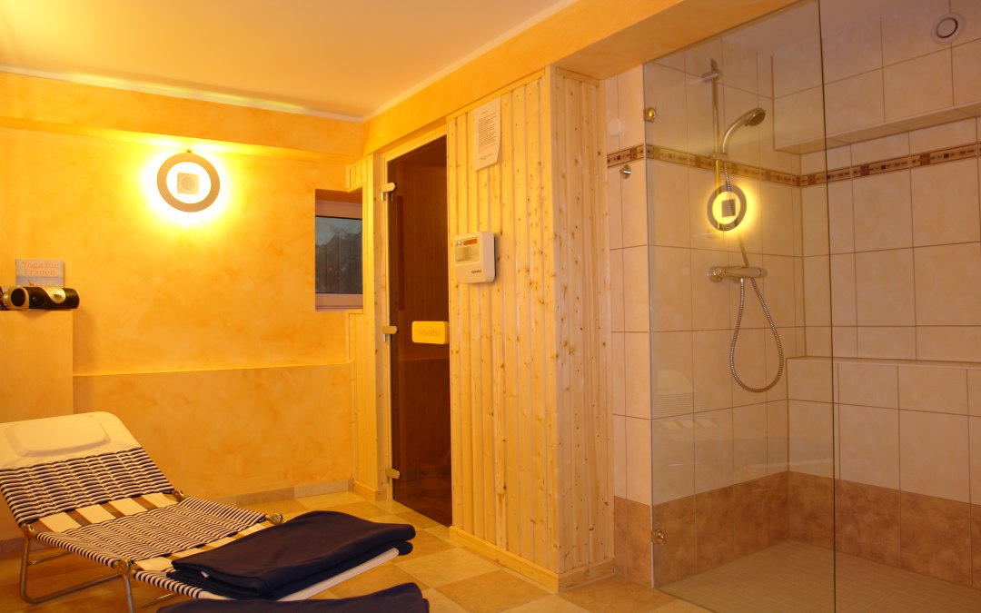 Een kleine, charmante sauna voor 2 personen nodigt je uit om te ontspannen na een lange winterwandeling., © Strandhotel zur Promenade