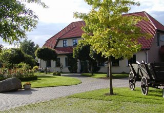 The courtyard with a view of the yellow main house // © Wittenberghof The courtyard with a view of the yellow main house // © Wittenberghof