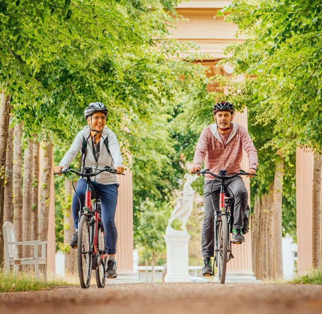 On the road with the bike in the castle garden Neustrelitz // © MV-T/Tiemann On the road with the bike in the castle garden Neustrelitz // © MV-T/Tiemann