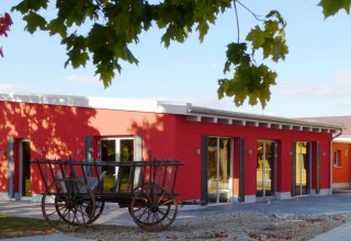 De stijlvol ontworpen boerderijwinkel met caf&eacute; in het molenstadje Woldegk // &copy; Bauernhof am M&uuml;hlenblick/GWW