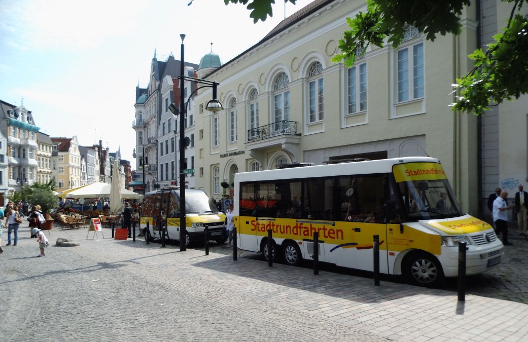 Our 8- and 14-seater panorama bus at the University Square, © © SF Our 8- and 14-seater panorama bus at the University Square, © © SF