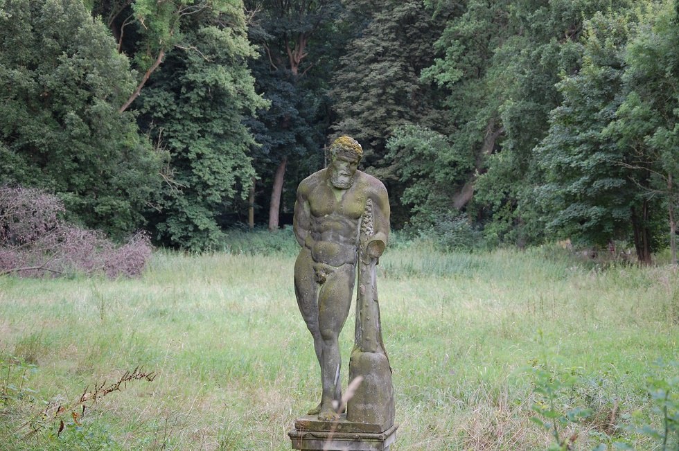 The sculpture made of sandstone shows the god Hercules. // &copy; Gabriele Skorupski