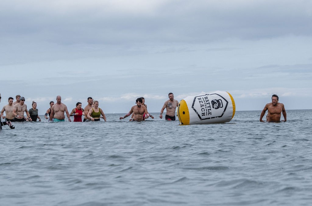 De atleten moeten ook meedoen aan het zwemonderdeel - slechts een van de vele disciplines tijdens Battle The Beach., © Sebastian Hugo Scholz-Witzel