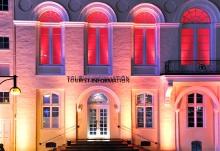 The illuminated tourist information in Rostock city center // &copy; Joachim Kloock
