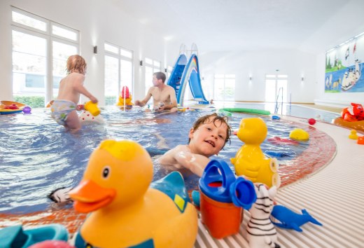 With the water slide, countless squeaking ducks, watering cans, buckets and co. there is always plenty to do in the toddler pool. // &copy; MV-T/Krauss