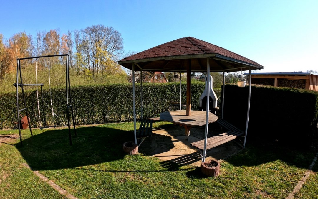 beautiful covered pavilion, children's toys, © Petra Schmidt