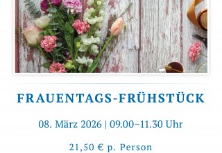 Een liefdevol gedekte ontbijttafel met verse broodjes, vleeswaren, fruit en yoghurt, helder en uitnodigend., © spreepiraten® Een liefdevol gedekte ontbijttafel met verse broodjes, vleeswaren, fruit en yoghurt, helder en uitnodigend., © spreepiraten®