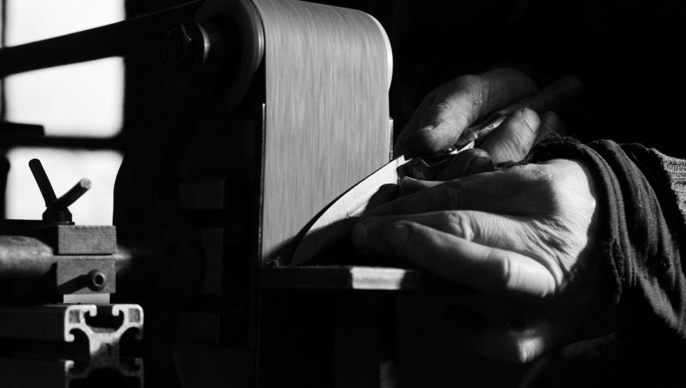 Michael Schimmel, ostrzarz w manufakturze noży Facto, ostrzy noże, &copy; Joachim Freuschle