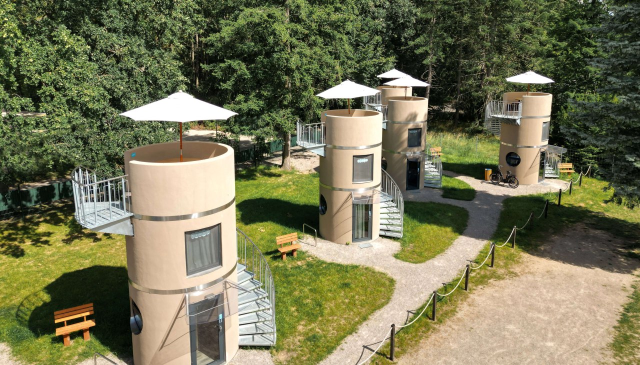 The slube hotel in Krakow am See with its sleeping towers, © slube The slube hotel in Krakow am See with its sleeping towers, © slube