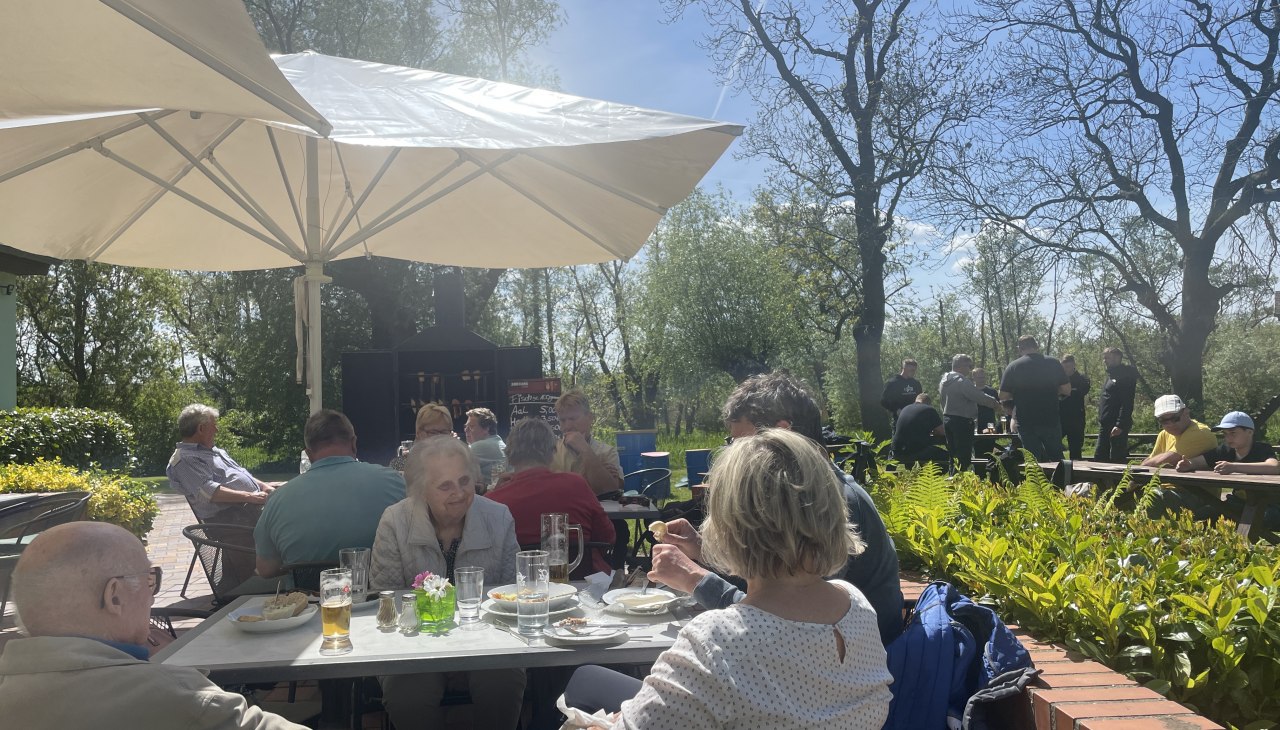 Op het terras bij de Saaler Bach, © TZ Südliche Boddenküste