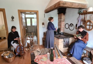 Anna, Jenny und Ute zeigen allt&auml;gliche Haus- und Hofarbeiten aus der Zeit um 1900 // &copy; Fred-Ingo Pahl