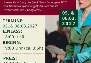 Eine Frau mit Brille im grünen Kostüm hält eine Fotokamera - technische Daten für das Kriminal Dinner im Golfpark Strelasund // © Golfpark Strelasund Eine Frau mit Brille im grünen Kostüm hält eine Fotokamera - technische Daten für das Kriminal Dinner im Golfpark Strelasund // © Golfpark Strelasund