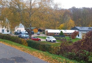 WegbeschreibungBitte &uuml;ber die Bahnschienen gehen, dann Richtung Rezeption, rechts rum zum Eingang Flohmarkt.Herzlich Willkommen! // &copy; Antje Hedin