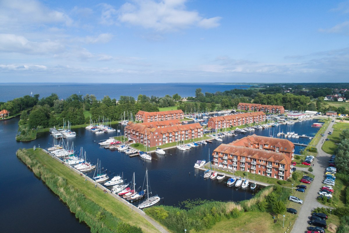 Luchtfoto van de jachthaven met uitzicht op de lagune van Szczecin // © Marina-Lagunenstadt Luchtfoto van de jachthaven met uitzicht op de lagune van Szczecin // © Marina-Lagunenstadt