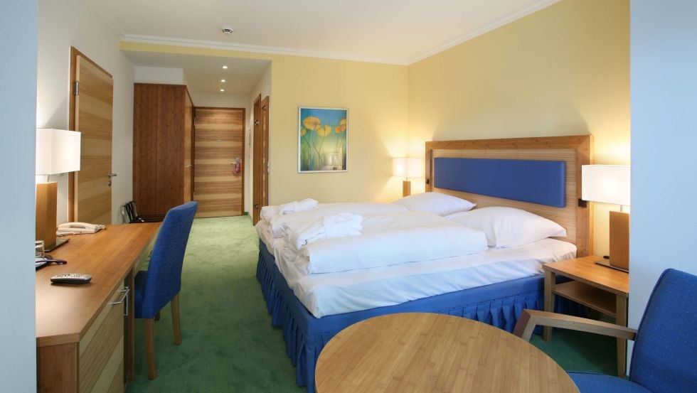 Pok&oacute;j dwuosobowy z widokiem na IFA Graal-M&uuml;ritz // &copy; IFA Graal-M&uuml;ritz Hotel, SPA & Tagungen