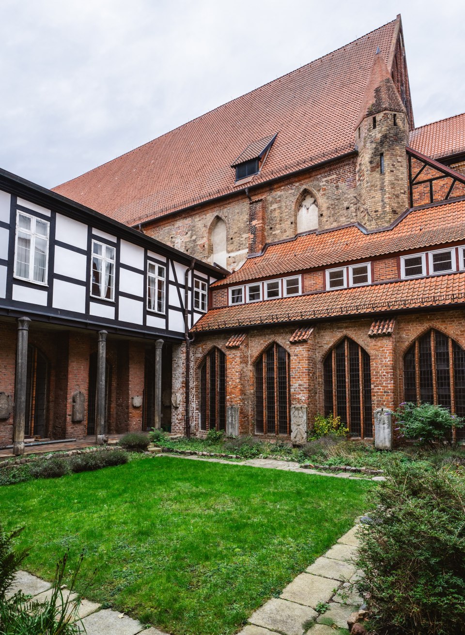 Een schilderachtige mix van stijlen: het Kataharinenklooster in Stralsund kijkt ook terug op een bewogen architectonisch verleden. De binnenplaats is onafhankelijk van het museumbezoek vrij toegankelijk., © TMV/Gross