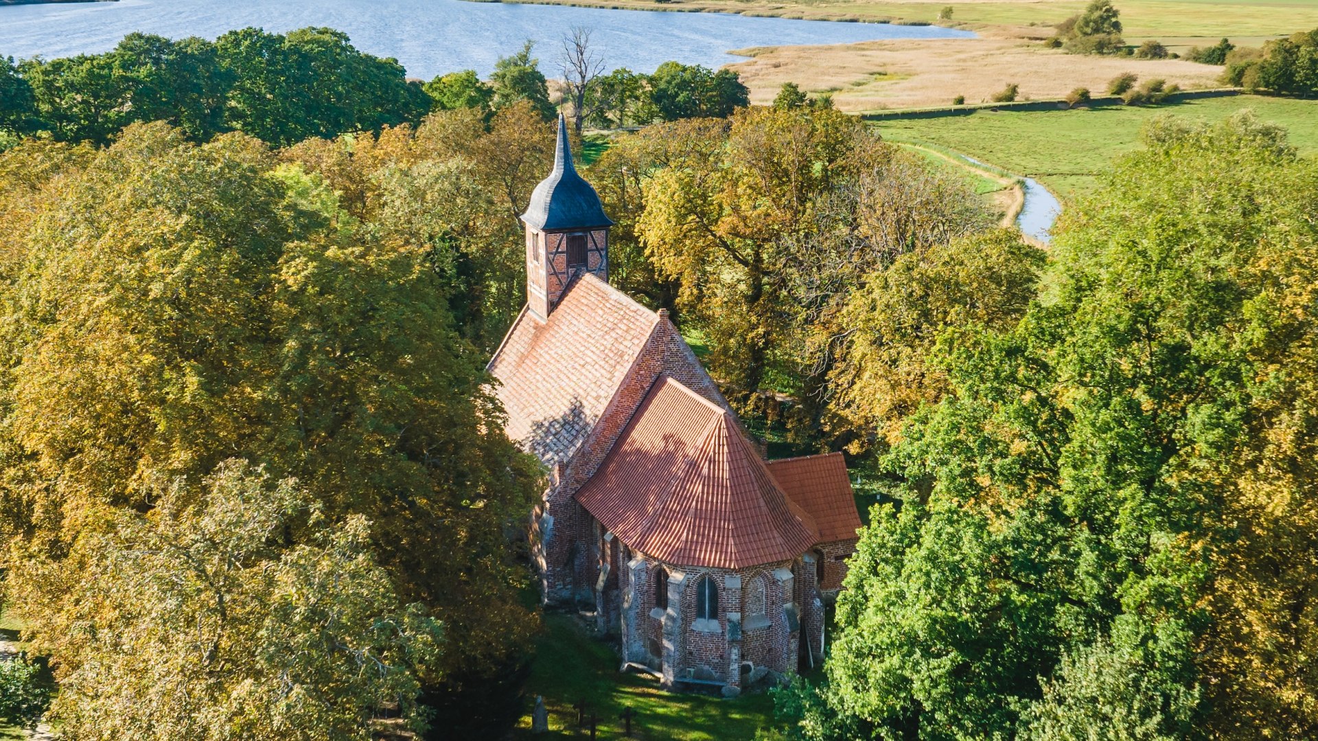 Ervaringen gegarandeerd: De vakwerkkerk in Landow is een kerk van cultuur en een kerk op een pad, © TMV/Gross