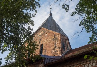 View of the tower of the church // &copy; Frank Burger