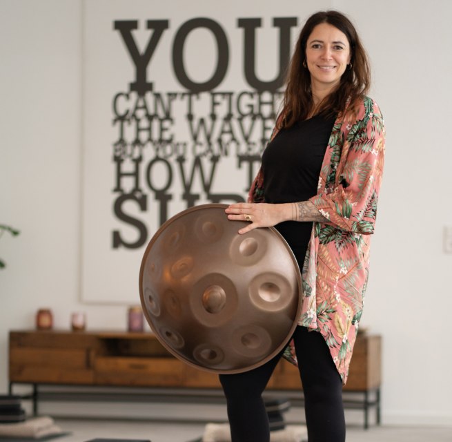 Nadine, leader of the Handpan workshop with Handpan in her hand. // &copy; Nishā Yoga GbR