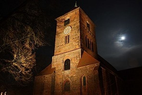 De Sint-Nicolaaskerk in Grevesmühlen bij nacht // © Ev. Kirchengemeinde Grevesmühlen De Sint-Nicolaaskerk in Grevesmühlen bij nacht // © Ev. Kirchengemeinde Grevesmühlen