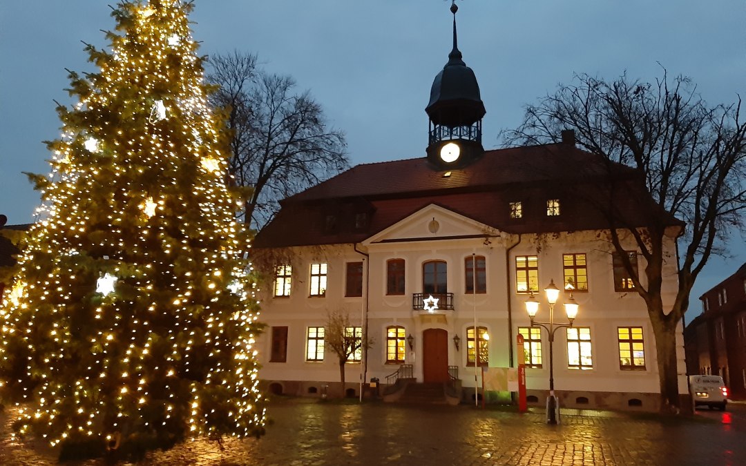 stadhuisplein-met-kerstboom, © Stadt Neustadt-Glewe