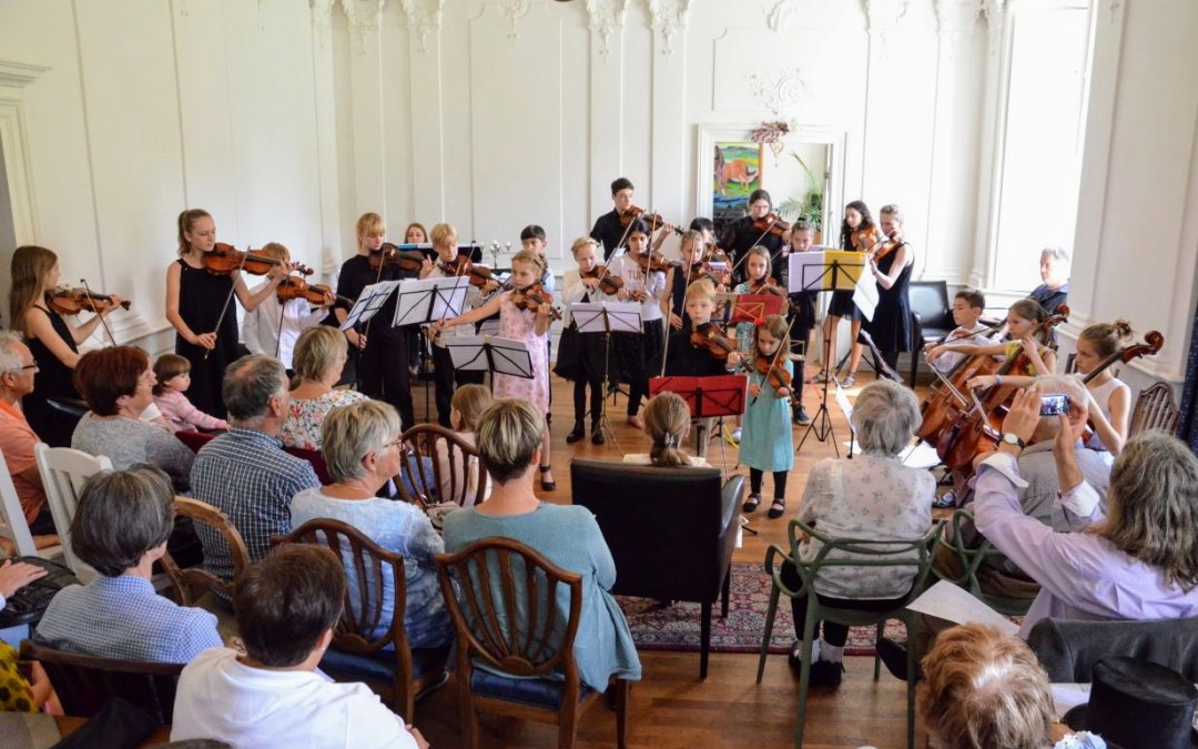 Zo begon het allemaal: Strijkerscursus voor viool, altviool en cello in het Luplow landhuis in 2015..., © privat