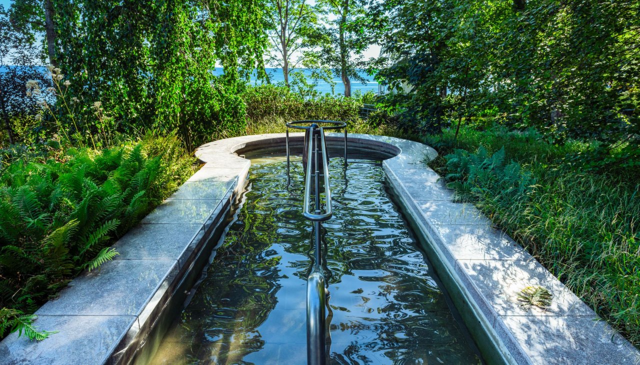 De klassieker: watertrappelbad in de Kneipp-tuin - in Göhren met uitzicht op zee., © TMV/Tiemann De klassieker: watertrappelbad in de Kneipp-tuin - in Göhren met uitzicht op zee., © TMV/Tiemann