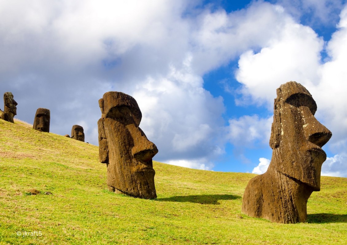 Kamienne twarze na zielonym zboczu, niebo z chmurami w tle, © Umweltprojekte Nord e.V. Kamienne twarze na zielonym zboczu, niebo z chmurami w tle, © Umweltprojekte Nord e.V.