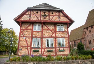 Het historische gebouw wordt nu bewoond door een familie., &copy; Frank Burger