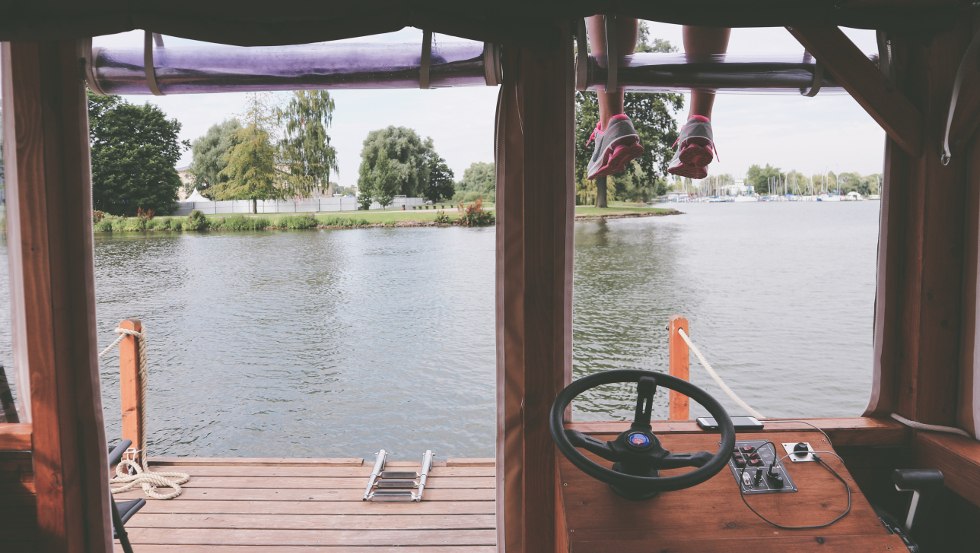 Zrelaksuj się i odpręż podczas rejsu tratwą po jeziorze Ziegelsee w pobliżu Schwerina // © MV-T/S. H. Witzel Zrelaksuj się i odpręż podczas rejsu tratwą po jeziorze Ziegelsee w pobliżu Schwerina // © MV-T/S. H. Witzel