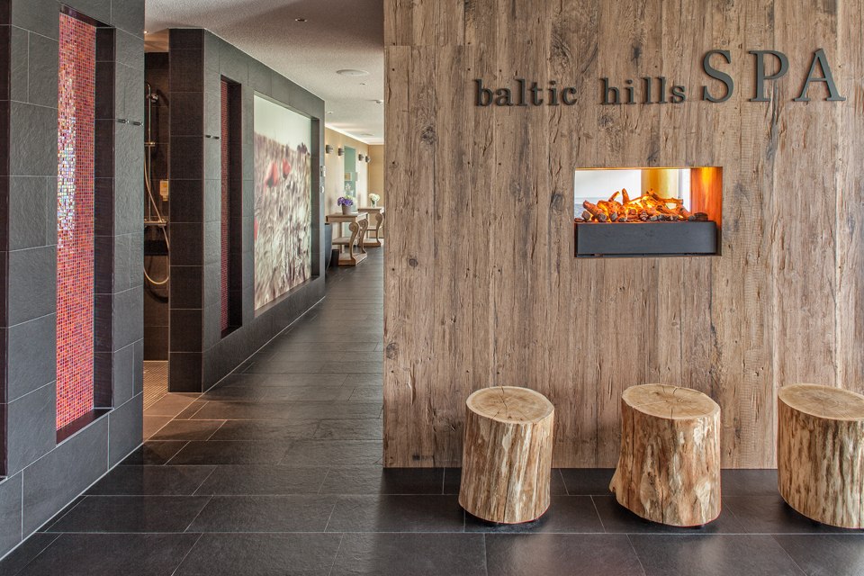 SPA Baltic Hills z 3 różnymi saunami, gabinetami masażu i zabiegowymi, dużym odkrytym basenem z podgrzewaną wodą, pokojem relaksacyjnym i trawnikiem do opalania z leżakami plażowymi., © Dorint GmbH