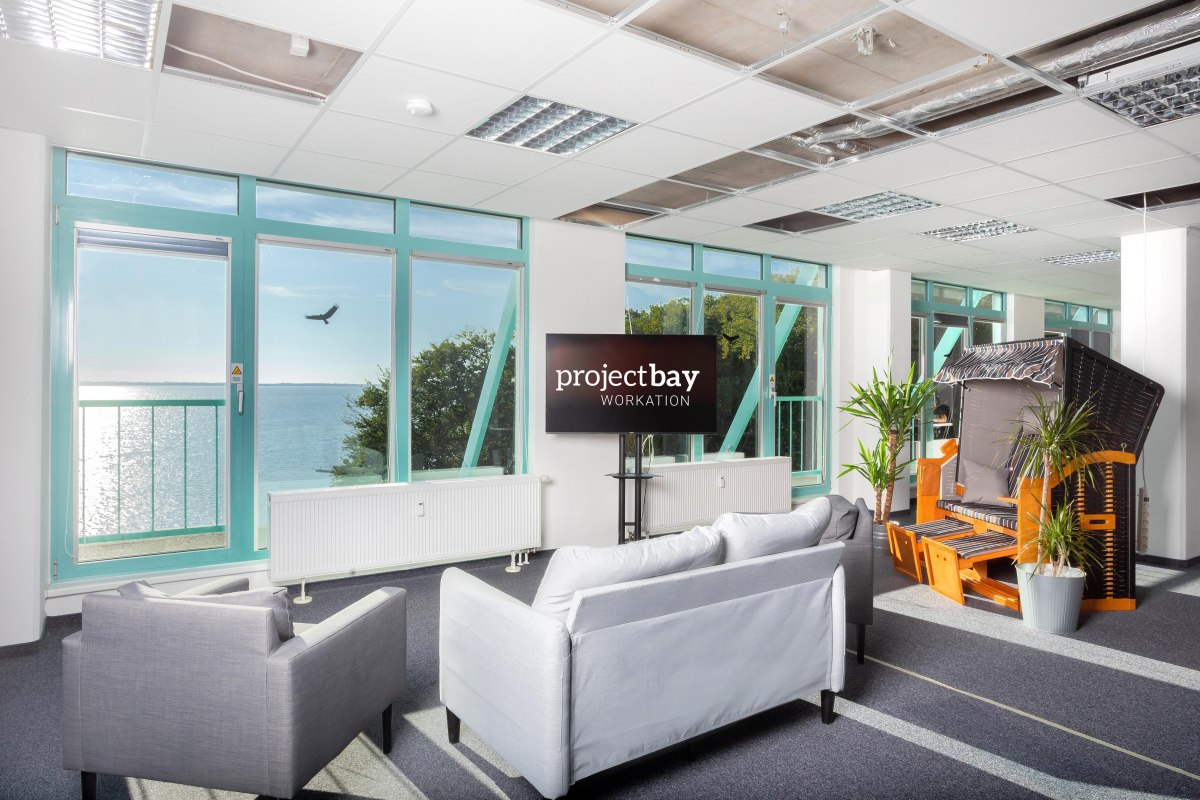 Loungeruimte met panoramisch uitzicht op zee, ideaal voor ontspannen pauzes of informele bijeenkomsten. // © Project Bay Loungeruimte met panoramisch uitzicht op zee, ideaal voor ontspannen pauzes of informele bijeenkomsten. // © Project Bay