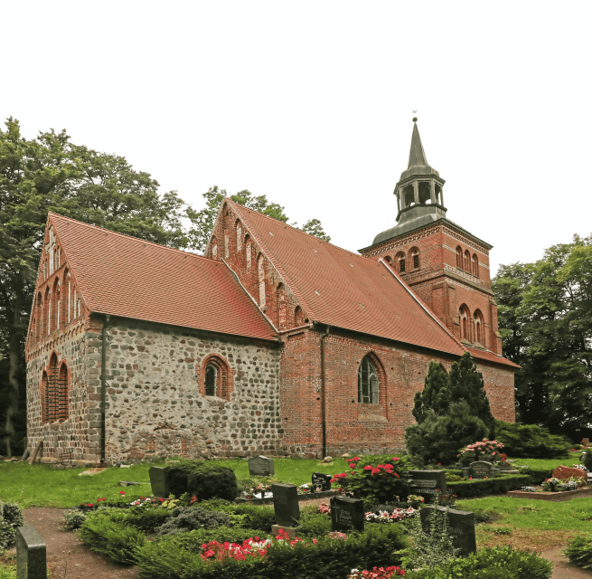 Widok z boku na kościół i cmentarz, © TMV/Gohlke