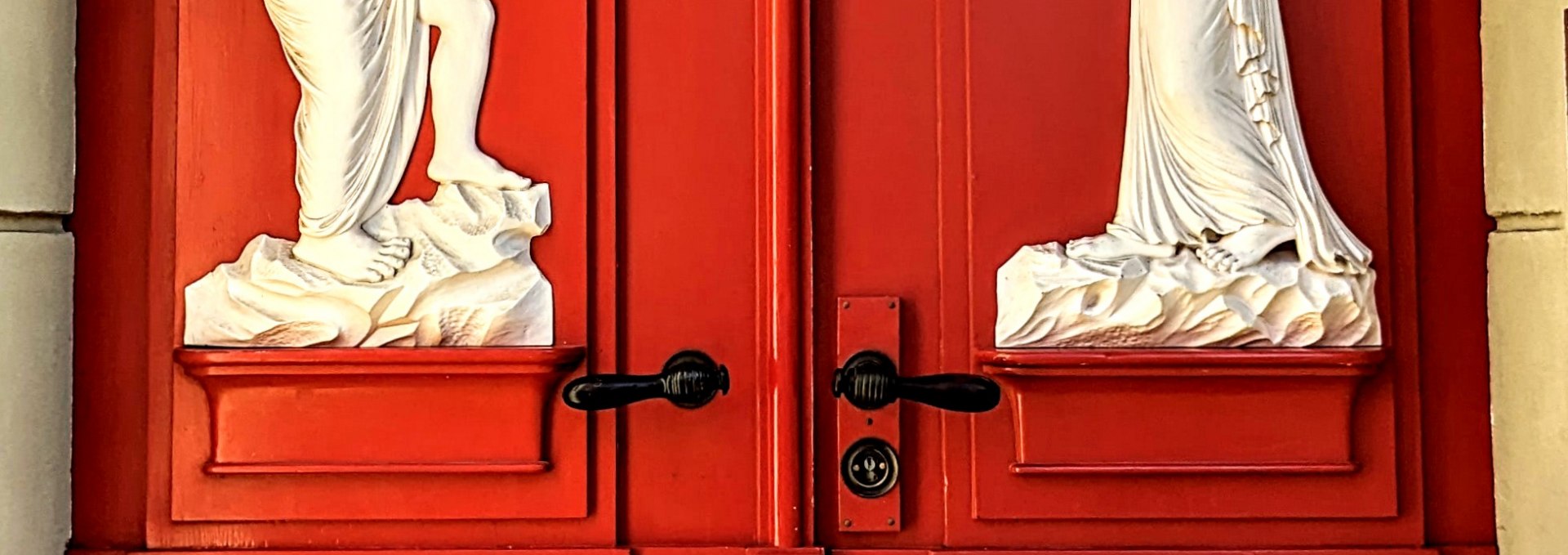 Drzwi z aniołami na domu Lengfeldta z około 1822 r., © Güstrow Tourismus Drzwi z aniołami na domu Lengfeldta z około 1822 r., © Güstrow Tourismus