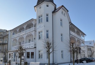 Unser privat geführtes Strandhotel direkt am Binzer Sandstrand und der Promenade. // © Strandhotel zur Promenade Unser privat geführtes Strandhotel direkt am Binzer Sandstrand und der Promenade. // © Strandhotel zur Promenade