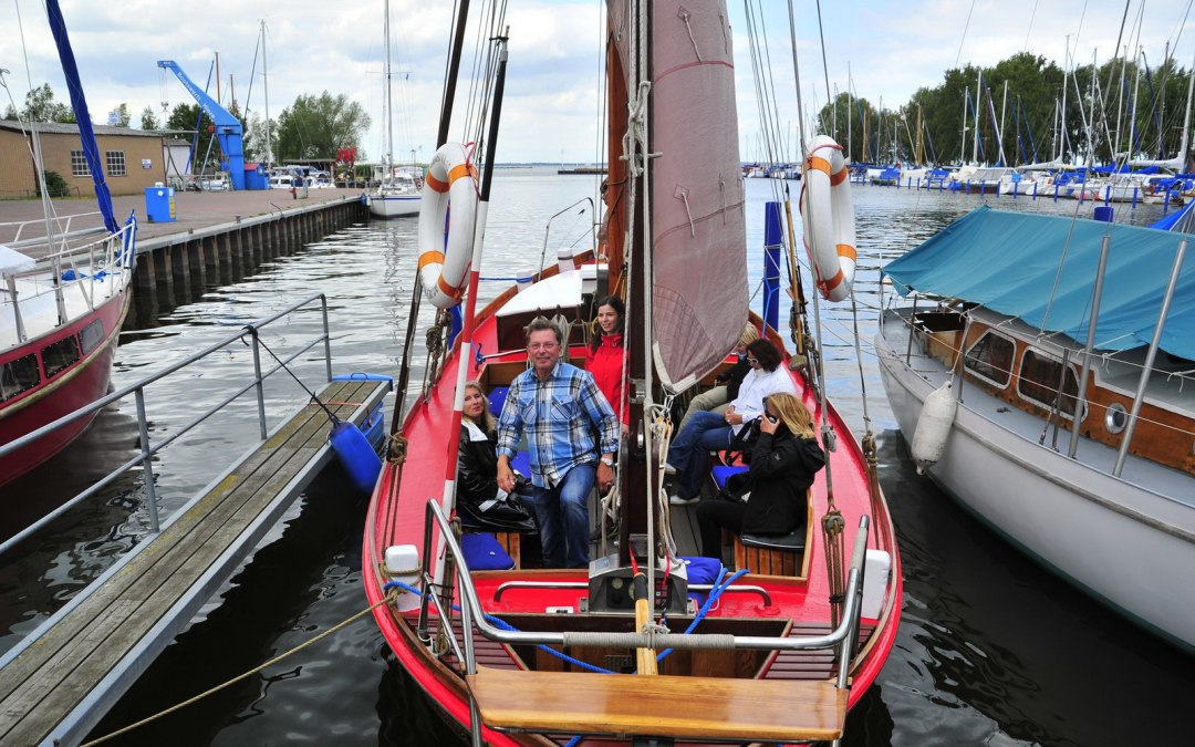 Zeesboot Ghost in de haven van Mönkebude - begin van de tocht op de Lagune van Szczecin, © Holger Martens